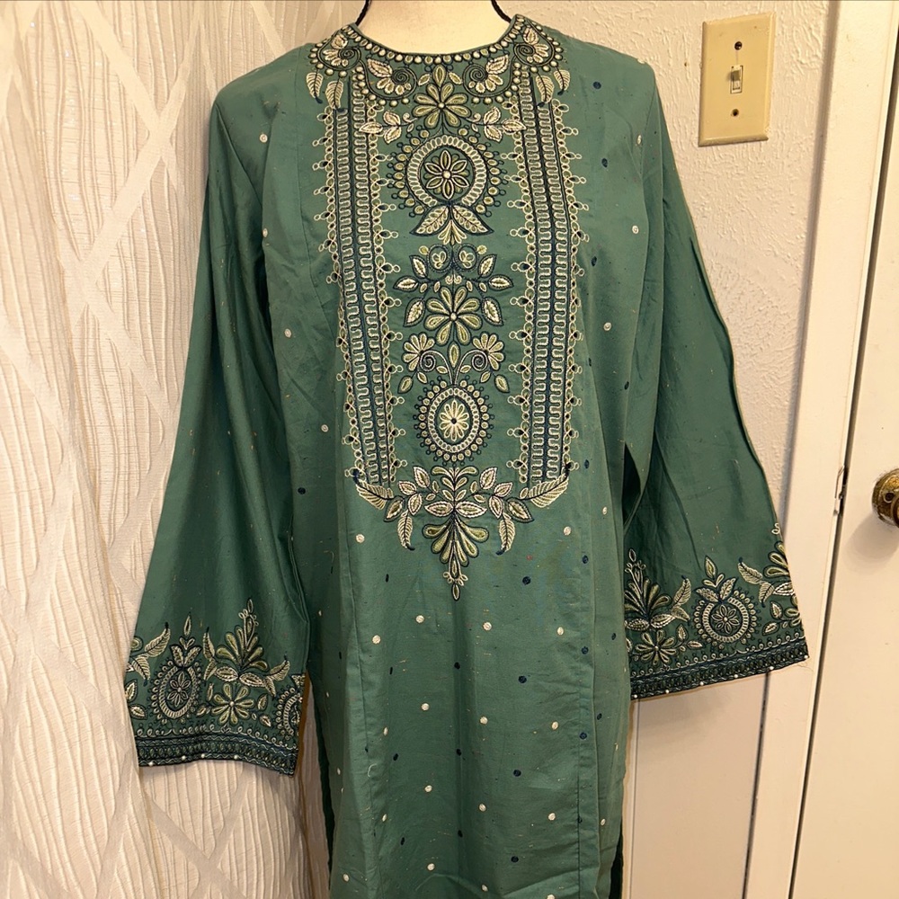 PAKISTANI INDIAN EMBROIDERED Two PIECES SUIT.BRAND SAPPHIRE
